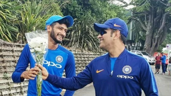 Unveiling the Sacred Bond: Khaleel Ahmed reveals the truth about his relationship with MS Dhoni