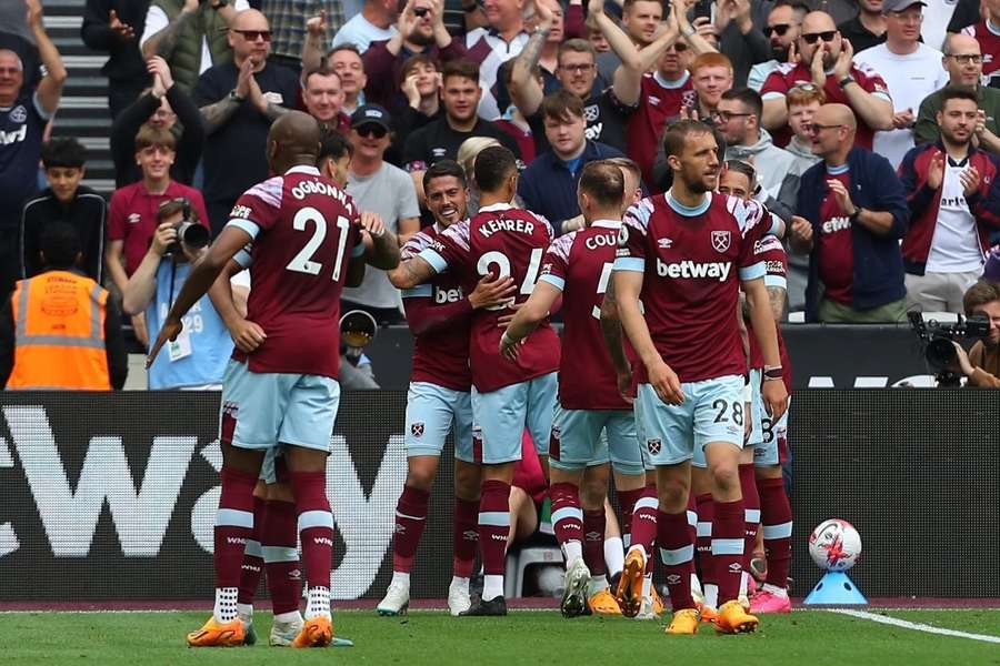 Galatasaray set sights on West Ham fullback Emerson with late transfer move