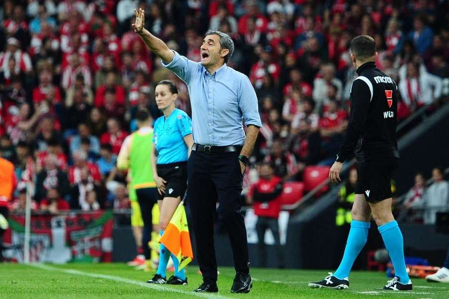 Valverde, Athletic Bilbao coach, gives words of encouragement to Gomez and Djalo