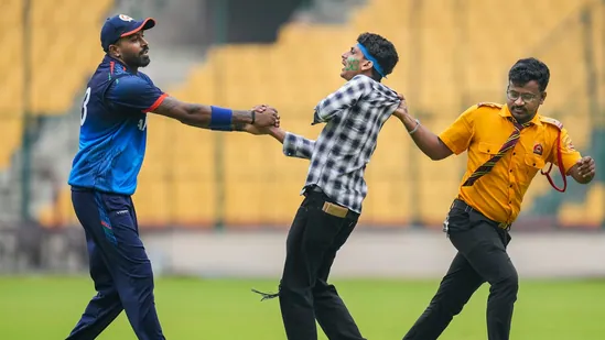 Hardik Pandya stands up for fans, receives rapturous applause from Bengaluru crowd