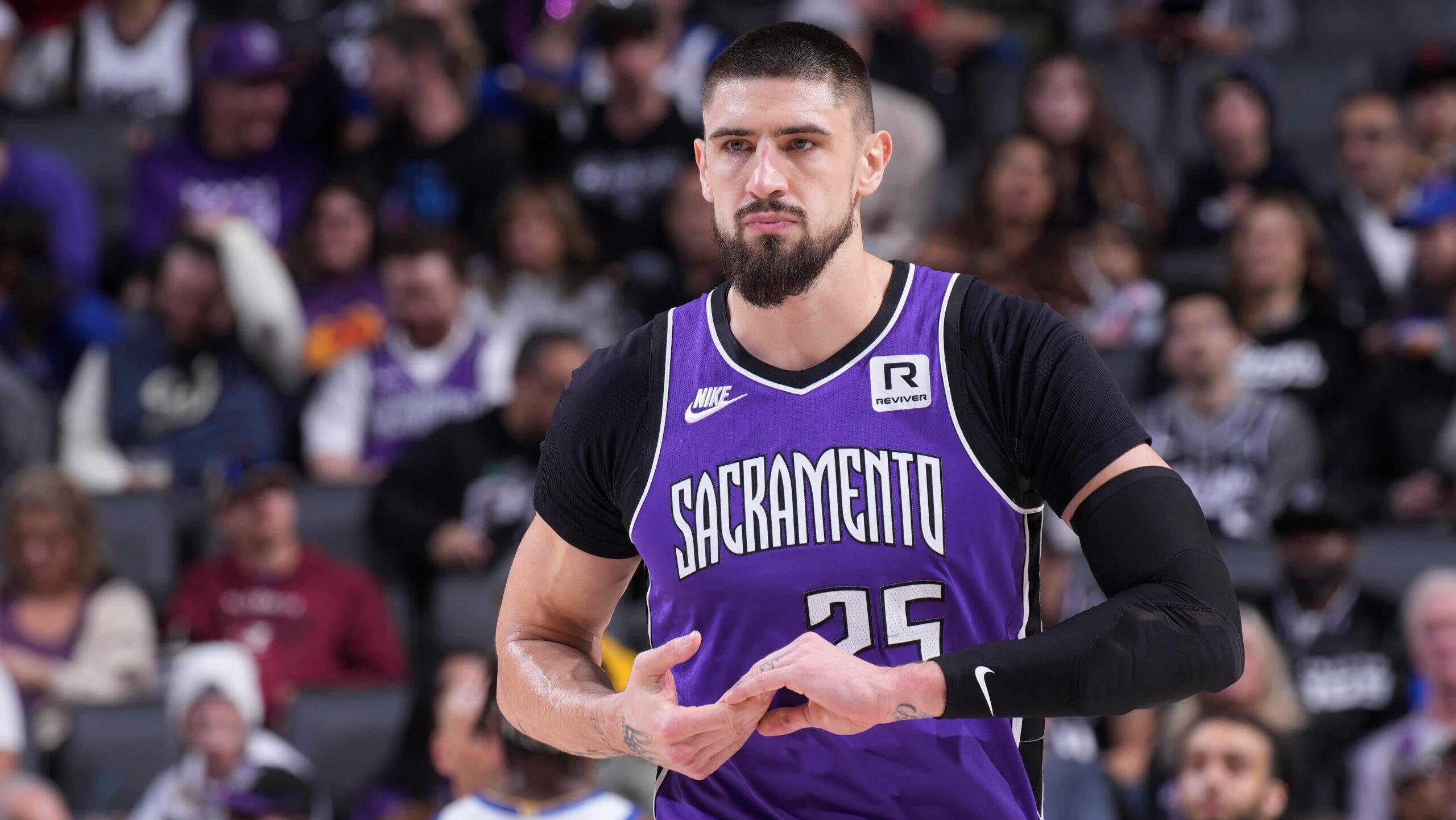 Alex Len, veteran center, officially joins the Lakers roster.